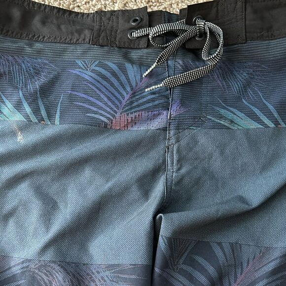 Ocean current mens swimsuit. Size 32 - Picture 4 of 5